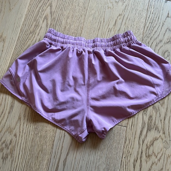 Lululemon Hotty Hot Low-Rise Lined Short 2.5”, Size 6 - Picture 5 of 5